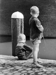 361173 Afbeelding van twee vissende jongetjes aan de Oudegracht te Utrecht.